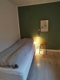 udlejning af værelser på tidligere gård. Billig overnatning i dejlige omgivelser. Tæt på skov og natur og ikke langt til turist attraktioner som blåvand, henne, esbjerg, legoland, ribe og varde. Dejligt overnatningssted for gæster, der skal til sommersang eller andre koncerter i Mariehaven.