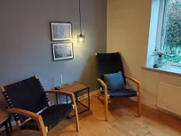 Store lyse værelser med eget bad og toilet. Billig overnatning om du skal til fest på Næsbjerghus, er turist, skal på fisketur i omegnen eller er håndværker, der mangler et rart sted at bo. Hotel standard, hvor du får komforten, men også friheden til at lave din egen mad og masser af plads i de store værelser. Perfekt til dagsture til vesterhavet, Legoland, lalandia eller byture til Esbjerg, Ribe eller Varde.