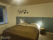 Store lyde værelser med eget bad og toilet. nær skov og strand og centralt placeret i forhold til esbjerg, blåvand, henne, ribe, varde og legoland.